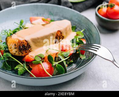 Gegrilltes Lachsfilet mit Spinat und cremiger Sauce Stockfoto