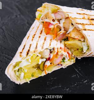 Köstliche Hühnchen-Shawarma auf schwarzem Stein Stockfoto