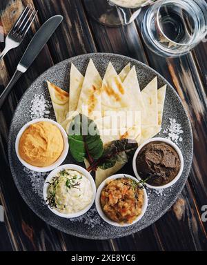 Auswahl an orientalischen Speisen, Blick auf Mezze von oben Stockfoto