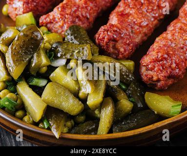 Eingelegte Gurken mit Fleischbrötchen mititei traditionelle rumänische Gerichte Stockfoto