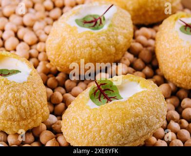 Süße, knusprige Maispads mit Joghurt Stockfoto