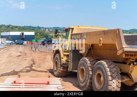 Baustellenfahrzeuge auf einer Neubaustelle. Rückansicht eines großen Volvo Dumper. Stockfoto