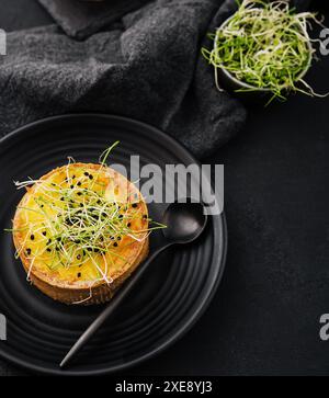 Kleine kleine kleine kleine Quiche-Vorspeisen mit Blick von oben Stockfoto