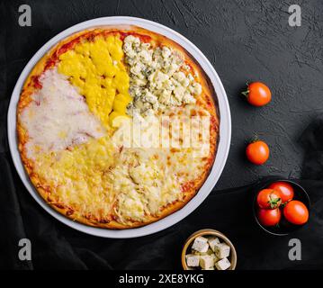 Verschiedene Käsesorten auf einer großen Pizza Stockfoto