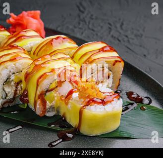 Grüne Drachen-Sushi-Rolle mit Garnelen Stockfoto