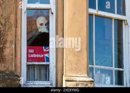 Hartlepool, Cleveland, Großbritannien. Juni 2024. Hartlepool Wahlkreis, in dem Jill Mortimer (Con) und Jonathan Brash (Lab) für die britischen Parlamentswahlen 2024 Kandidaten sind. Bei den Kommunalwahlen im Mai gewann Labour alle acht Sitze im rat von Con (6) und Ind (2). Im Bild: Ein Labour-Poster und eine Maske in einem Hausfenster in der Stadt. Quelle: Hazel Plater/Alamy Live News Stockfoto