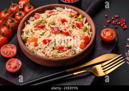 Köstlicher gekochter Reis mit Gemüsepaprika, Karotten, Erbsen und Spargelbohnen Stockfoto