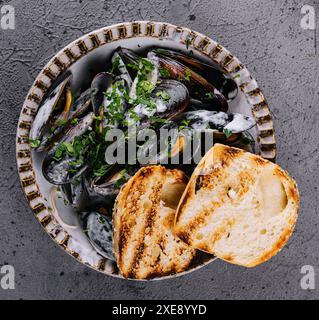 Traditionelles Barbecue italienische blaue Muschel mit Baguette Stockfoto