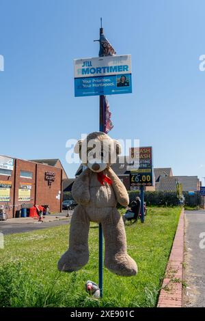 Hartlepool, Cleveland, Großbritannien. Juni 2024. Hartlepool Wahlkreis, in dem Jill Mortimer (Con) und Jonathan Brash (Lab) für die britischen Parlamentswahlen 2024 Kandidaten sind. Bei den Kommunalwahlen im Mai gewann Labour alle acht Sitze im rat von Con (6) und Ind (2). Im Bild: Ein Teddybär und ein Wahlplakat der Konservativen in einer Autowaschanlage. Quelle: Hazel Plater/Alamy Live News Stockfoto