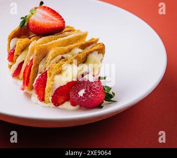 Erdbeeren und Creme Mille Feuille Dessert auf Teller Stockfoto