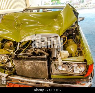 Unfall, Autounfall mit geöffneter Motorhaube. Nahaufnahme des Limousinenunfalls, Oldtimer. Defekt Stockfoto