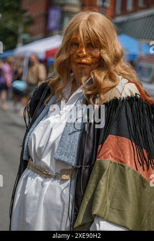 Johnstown, New York, 22. Juni 2024: Cosplayer gingen auf die Straße bei der jährlichen Toying Around Block Party. Stockfoto