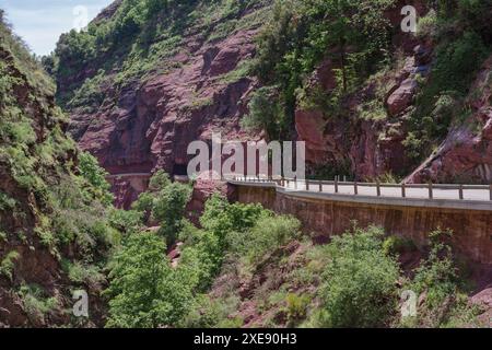 Bergstraße in den Schluchten von Cians, regionales Naturschutzgebiet, Südfrankreich Stockfoto