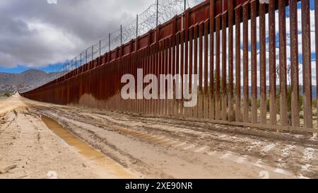 Guardian Barrier: Jacumba Hot Springs Border Wall sichert die US-mexikanische Trennungslinie Stockfoto