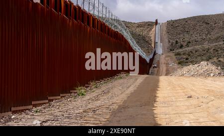 Guardian Barrier: Jacumba Hot Springs Border Wall sichert die US-mexikanische Trennungslinie Stockfoto