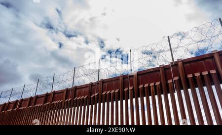 Guardian Barrier: Jacumba Hot Springs Border Wall sichert die US-mexikanische Trennungslinie Stockfoto