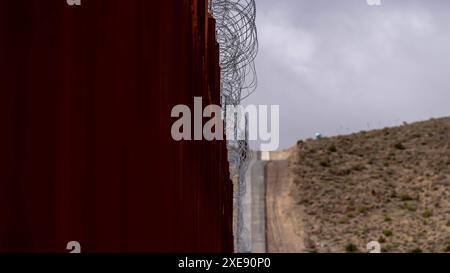 Guardian Barrier: Jacumba Hot Springs Border Wall sichert die US-mexikanische Trennungslinie Stockfoto