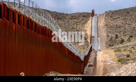 Guardian Barrier: Jacumba Hot Springs Border Wall sichert die US-mexikanische Trennungslinie Stockfoto