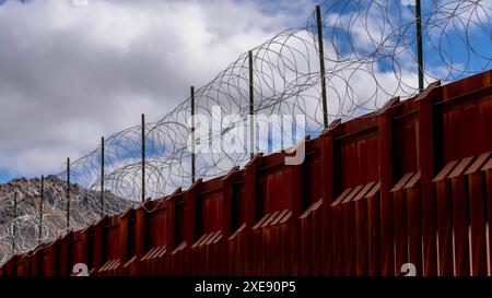 Guardian Barrier: Jacumba Hot Springs Border Wall sichert die US-mexikanische Trennungslinie Stockfoto