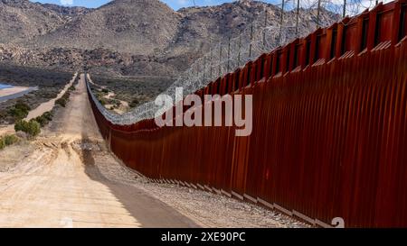 Guardian Barrier: Jacumba Hot Springs Border Wall sichert die US-mexikanische Trennungslinie Stockfoto