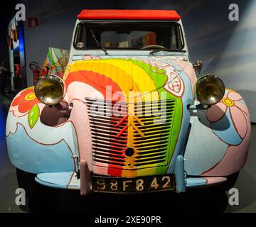 Citroen 2 CV, 1958. Vintage-Ikone für Hippies Reisen, Abenteuer und Frieden. Stockfoto