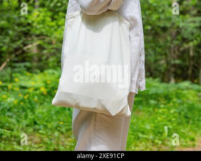 . Tote Canvas Tasche Modell, Schultertasche aus natürlichem Leinen Stoff Textil, Natur Hintergrund.. Stockfoto