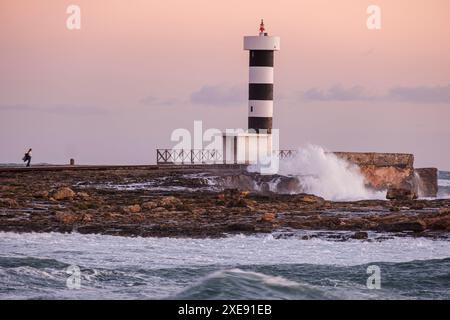 Starke Wellen auf dem Leuchtturm von Puntassa in ColÃ²nia de Sant Jordi Stockfoto