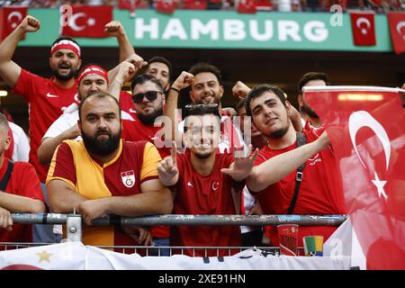 Hamburg, Deutschland. Juni 2024. HAMBURG, Volksparkstadion, 26.06.2024, Fußball-Europameisterschaft Euro2024, Gruppenspiel Nr. 36 zwischen Tschechien und Turkiye, Turkiye-Fans Credit: Pro Shots/Alamy Live News Stockfoto