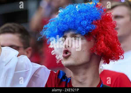 Hamburg, Deutschland. Juni 2024. Hamburg, 26. Juni 2024: Tschechischer Fan beim Gruppenspiel der UEFA EURO 2024 Deutschland zwischen Tschechien und Turkiye im Volksparkstadion in Hamburg. (Daniela Porcelli/SPP) Credit: SPP Sport Press Photo. /Alamy Live News Stockfoto