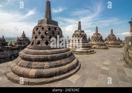 Buddhistischer Tempel von Borobudur an einem sonnigen Tag in Yogyakarta, Java, Indonesien Stockfoto