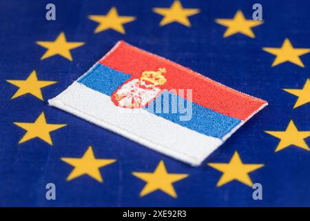 Symbol Serbiens im Mittelpunkt der Flagge der Europäischen Union, Konzept der Wirtschaftsgemeinschaft. Beitritt Serbiens zur Europäischen Union Stockfoto