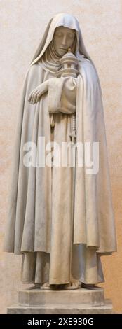 ASSISI, ITALIEN - 17. MAI 2024: Die Marmorstatue der Heiligen Klara in der Kathedrale San Rufino von Giovanni Dupre (1888). Stockfoto