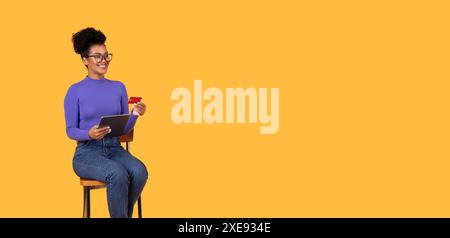 Lächelnde Frau mit Kreditkarte und Tablet Stockfoto