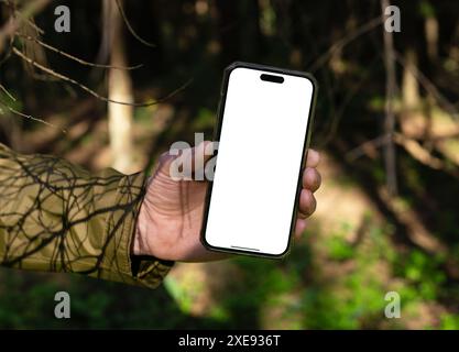 Lodz Polen Juni 01 2024 Handheld Handy Bildschirm, Smartphone Mockup in der Natur, sonniger Tag. Stockfoto