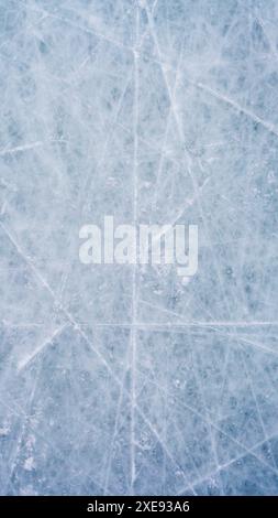 Eishintergrund mit Markierungen vom Schlittschuhlaufen und Hockey, blaue Textur der Eisfläche mit Kratzern Stockfoto