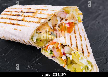 Köstliche Hühnchen-Shawarma auf schwarzem Stein Stockfoto