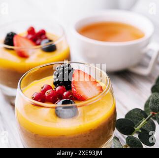 Leckere Panna Cotta mit Mango und Beeren Stockfoto