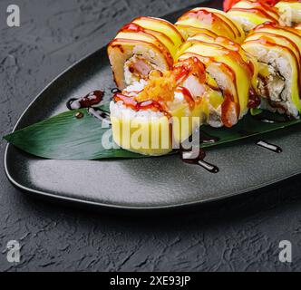 Grüne Drachen-Sushi-Rolle mit Garnelen Stockfoto