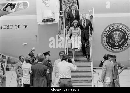 Fort Chaffee, Arkansas, USA - 10. August 1975: Der Präsident war in Fort Chaffee, um neu angekommene südvietnamesische Flüchtlinge zu empfangen. Sofort Stockfoto