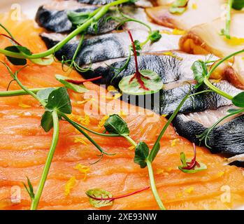 Verschiedene Fische auf einem Teller. Geräucherter und gesalzener Fisch Stockfoto