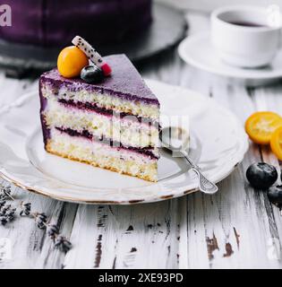 Klassischer Blaubeerkäsekuchen auf dem Küchentisch Stockfoto