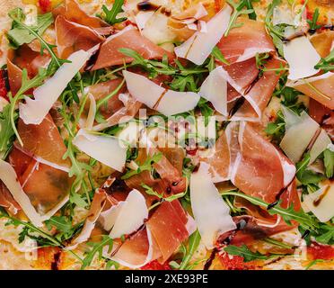 Frische Pizza Parma aus Parmesan, Schinken und Rucola Stockfoto