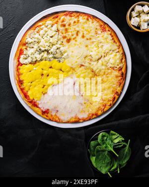 Verschiedene Käsesorten auf einer großen Pizza Stockfoto