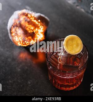 Erfrischender Gin negroni Cocktail mit Blick von oben Stockfoto