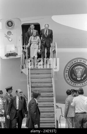 Fort Chaffee, Arkansas, USA - 10. August 1975: Präsident und Mrs. Ford verlassen die Air Force One für einen geplanten Auftritt in Fort Chaf Stockfoto