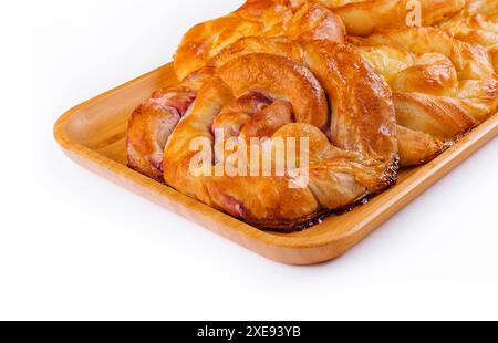 Brötchen mit Beerenmarmelade auf Holzteller Stockfoto