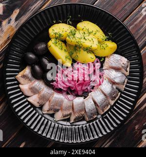 Leckerer marinierter Hering mit Kartoffeln und Zwiebeln Stockfoto