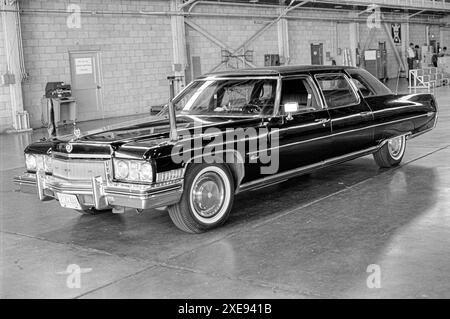 Fort Chaffee, Arkansas, USA - 10. August 1975: Präsident Gerald Fords Presidential Limousine sitzt unter Bewachung in einem Flugzeughalter in Fort Stockfoto