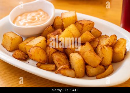 Patatas bravas (scharfe Kartoffeln) Ein ​​traditional-Snack in Spanien, der aus gebackenen oder gekochten Kartoffeln besteht, in Sauce getaucht, spanische Küche Stockfoto