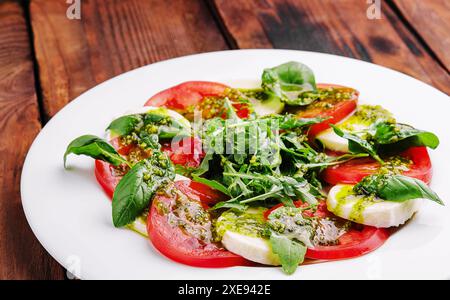 Traditioneller italienischer Caprice Salat Tomate, Mozzarella und Basilikum Stockfoto